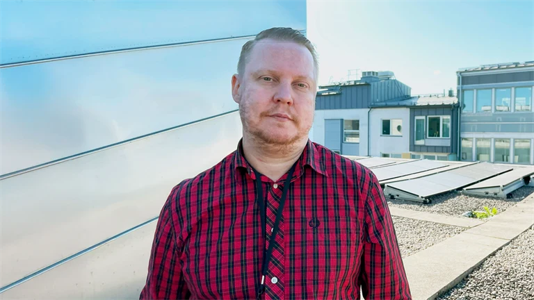 Oskari Lehtinen, chef för Kontorsservice och fysisk säkerhet står på Afa Försäkrings tak.